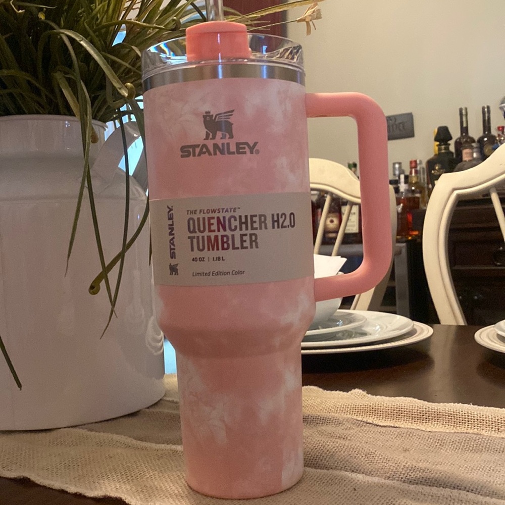 NWT 40 oz Stanley Quencher Target Limited Color- Peach Tie-Dye